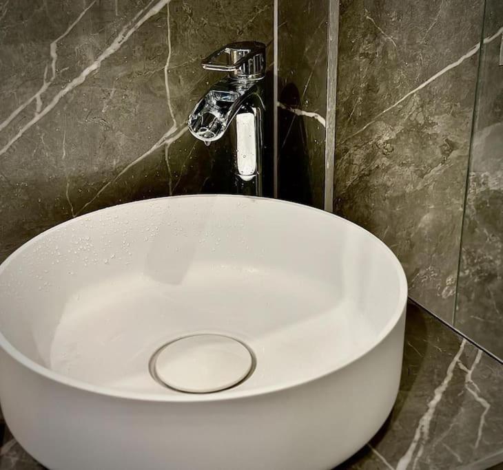 Stunning Luxury Croydon Apartment Gatwick Airport Close بورلي المظهر الخارجي الصورة