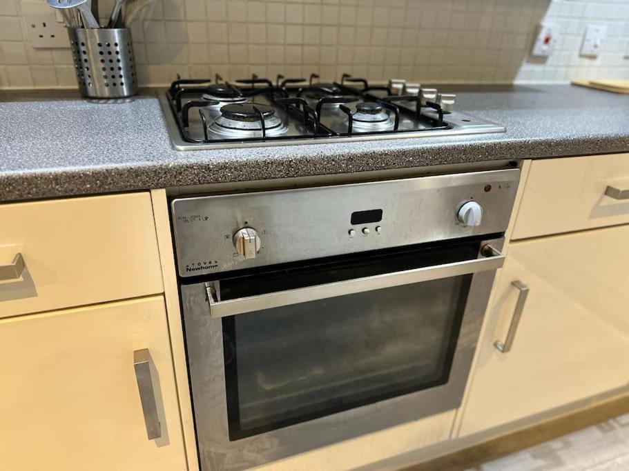 Stunning Luxury Croydon Apartment Gatwick Airport Close بورلي المظهر الخارجي الصورة